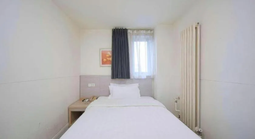 Bed in Jinjiang Inn Qingdao Wuxi Square Nanjing Road Metro Station