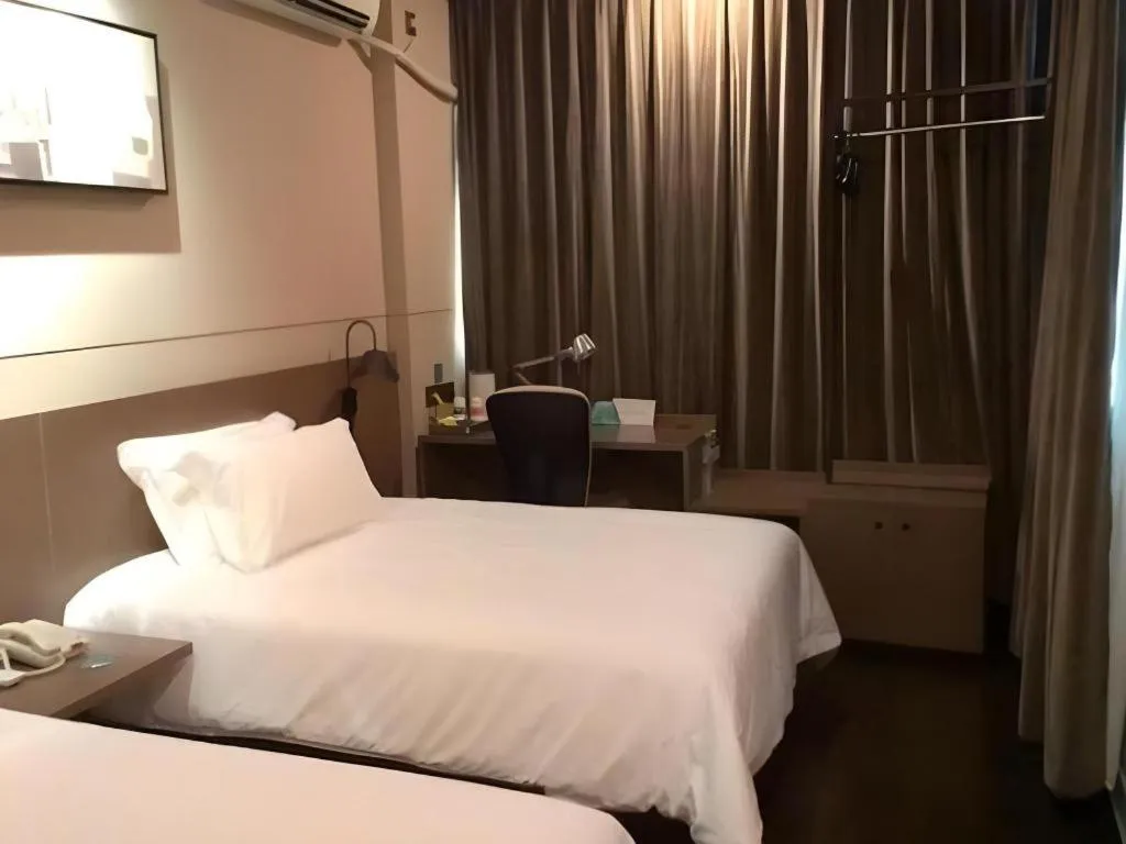 Bed in Jinjiang Inn Qingdao Wuxi Square Nanjing Road Metro Station