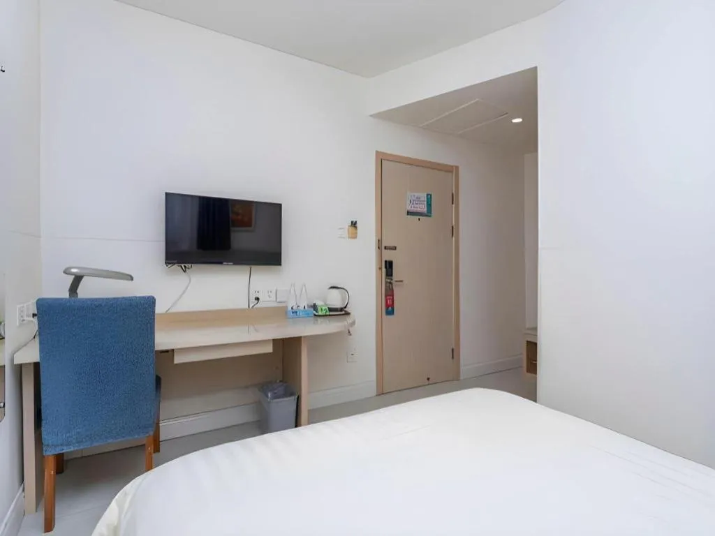 Bed in Jinjiang Inn Qingdao Wuxi Square Nanjing Road Metro Station