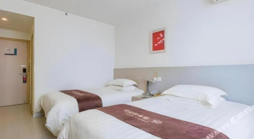 Bed in Jinjiang Inn Qingdao Wuxi Square Nanjing Road Metro Station