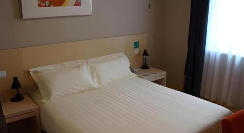 Bed in Jinjiang Inn Qingdao International Exhibition Center Haier Road