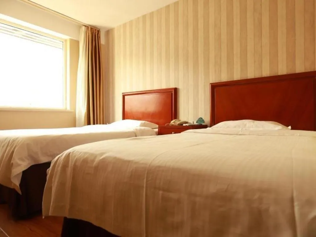 Bed in GreenTree Inn Yantai Xingfu Road Marina Plaza Express Hotel