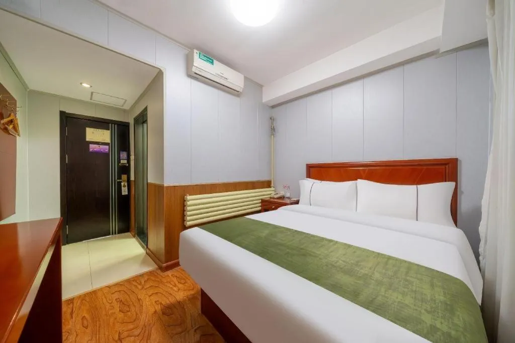 Bed in GreenTree Inn Yantai Xingfu Road Marina Plaza Express Hotel
