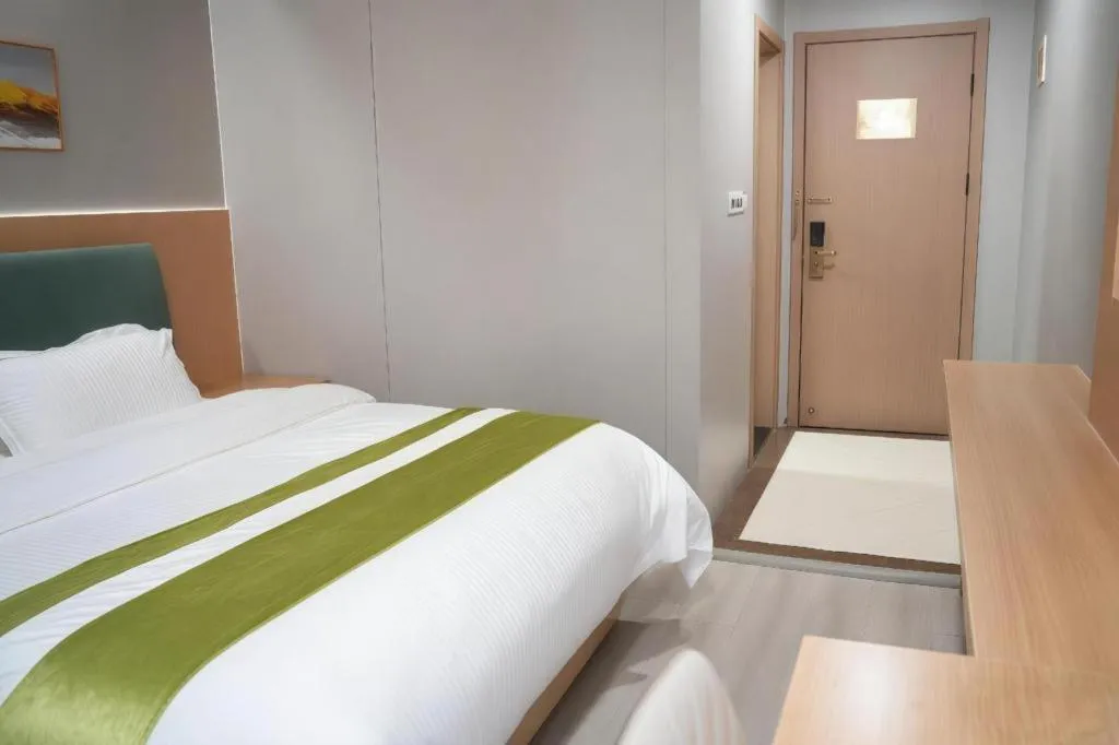 Bed in GreenTree Inn Taicang Baolong Square Hotel
