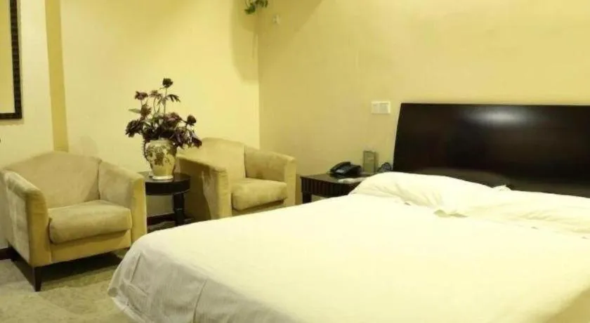 Bed in GreenTree Inn Taicang Baolong Square Hotel