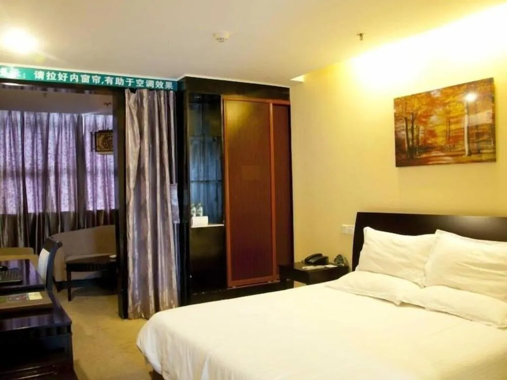 Bed in GreenTree Inn Taicang Baolong Square Hotel