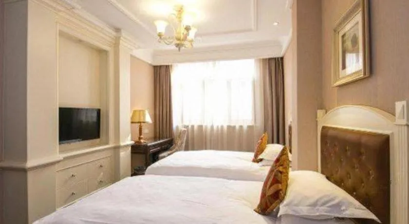 Bed in Hangzhou Silver Star Hotel