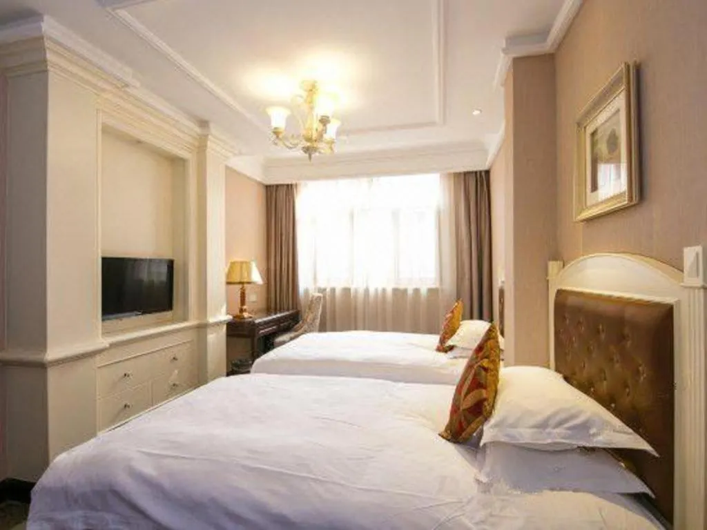 Bed in Hangzhou Silver Star Hotel