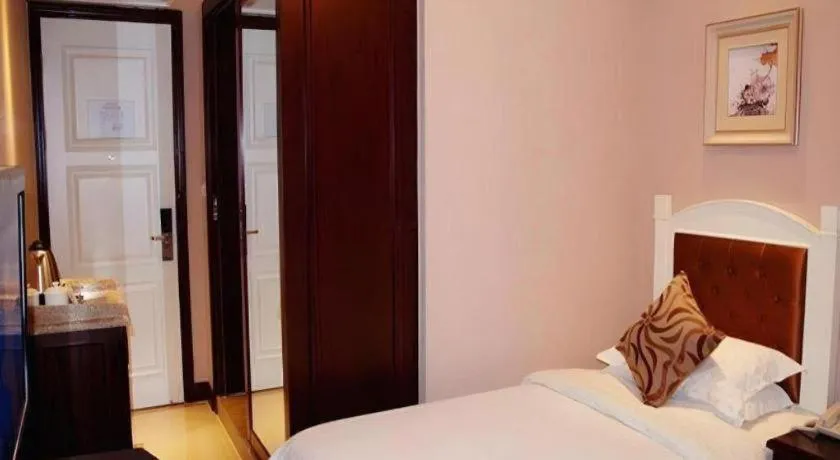 Bed in Hangzhou Silver Star Hotel