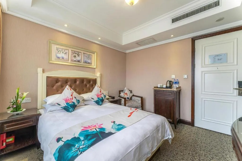 Bed in Hangzhou Silver Star Hotel