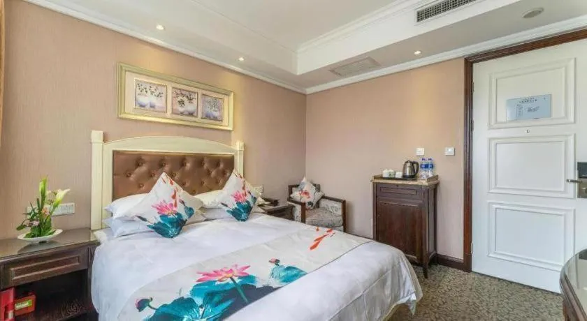 Bed in Hangzhou Silver Star Hotel