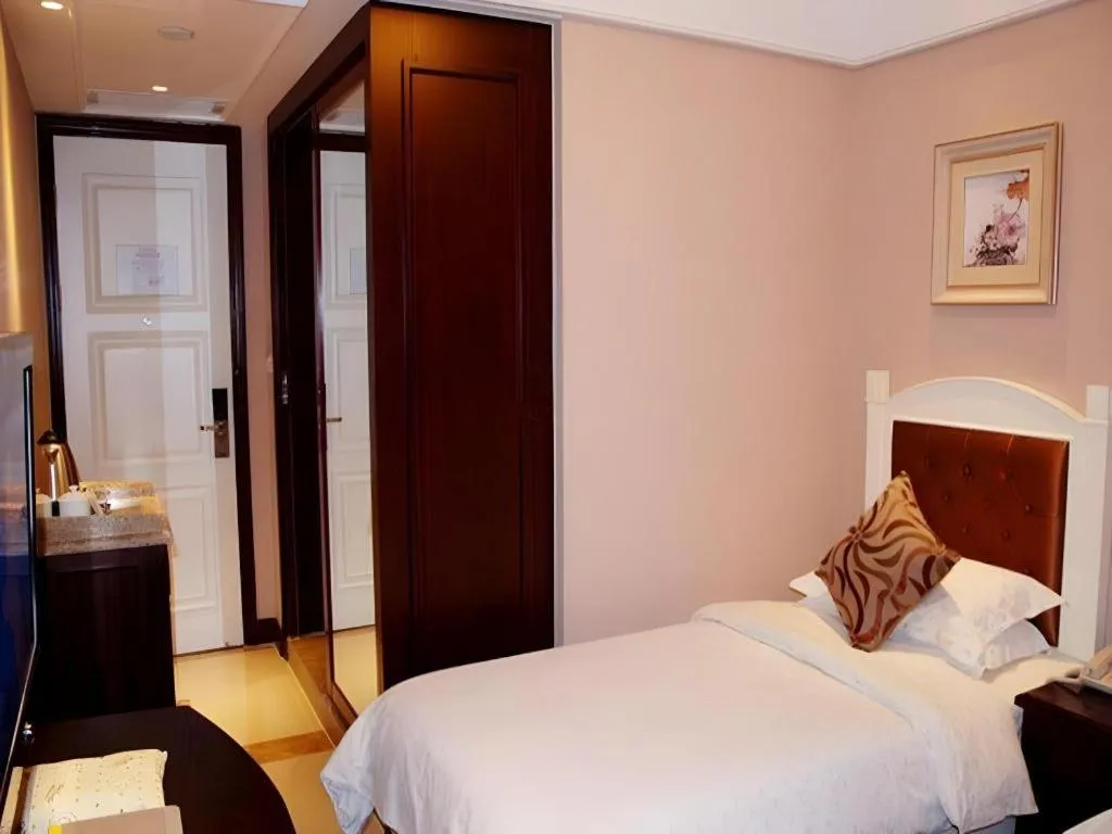 Bed in Hangzhou Silver Star Hotel