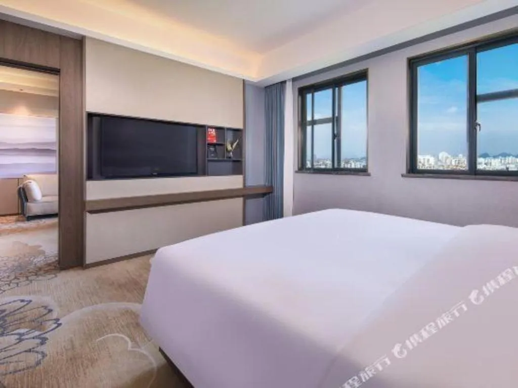 Bed in Vienna Hotel Guangxi Guilin 7-Star Wanda Plaza