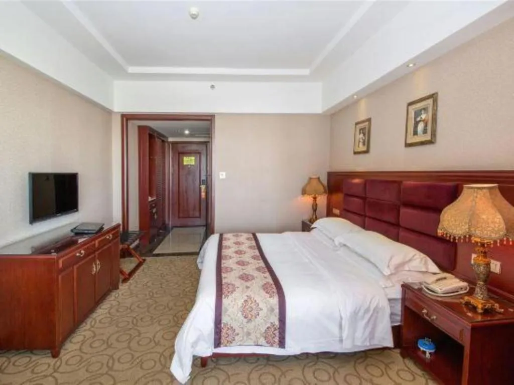 Bed in Vienna Hotel Guangxi Guilin 7-Star Wanda Plaza