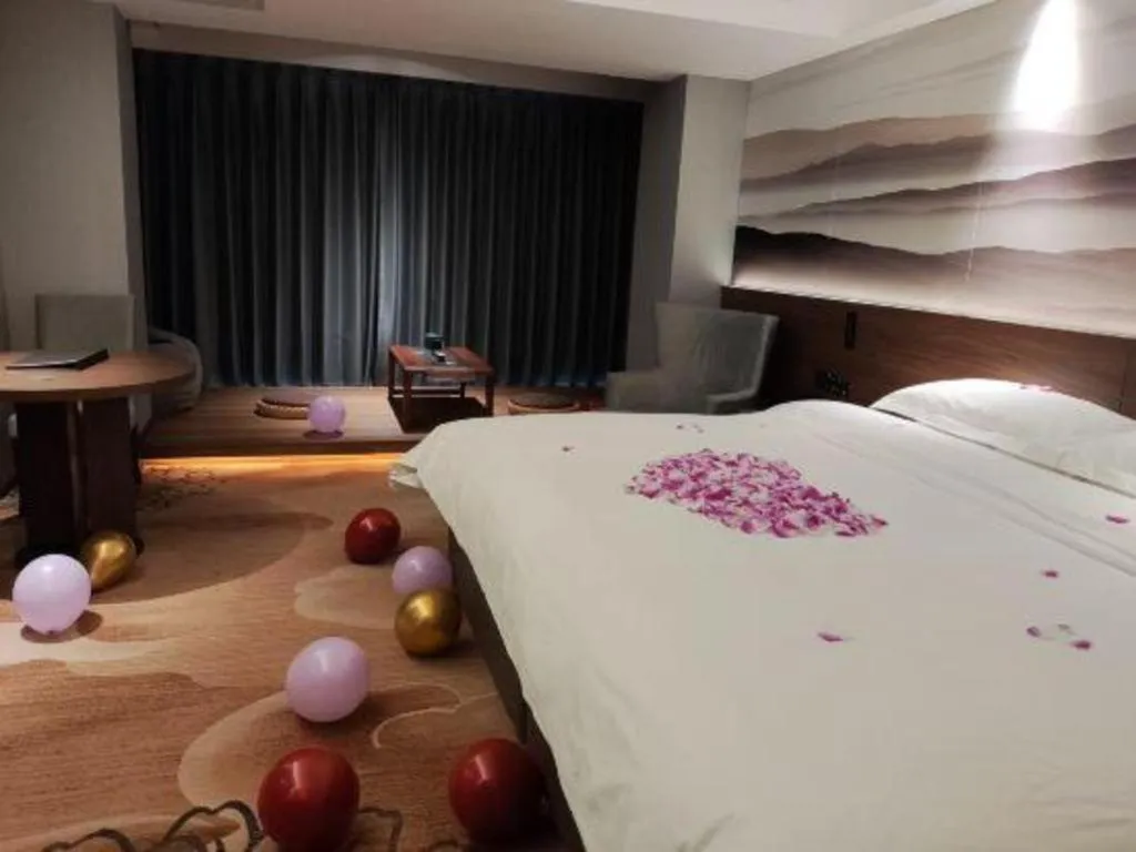 Bed in Vienna Hotel Guangxi Guilin 7-Star Wanda Plaza