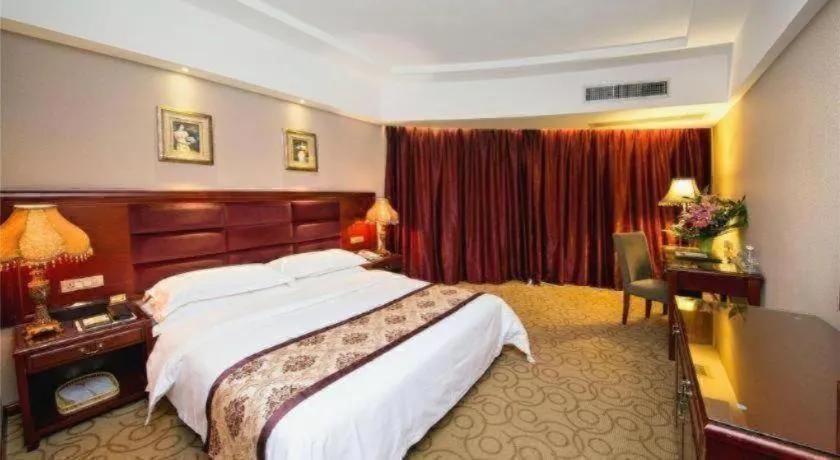 Bed in Vienna Hotel Guangxi Guilin 7-Star Wanda Plaza