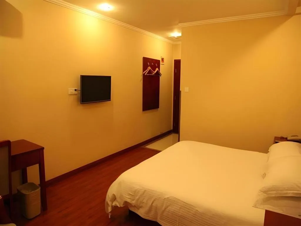 Bed in GreenTree Inn Yixing Zhangzhu Express Hotel