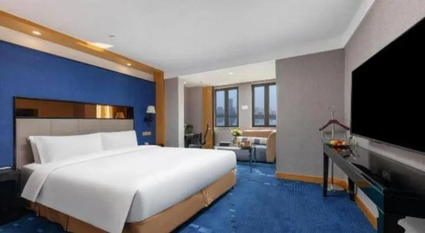 Bed in Grand Skylight Hotel KaiMei