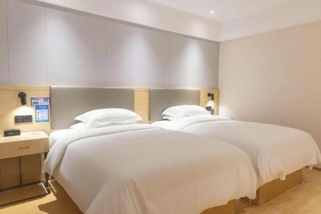 Bed in GreenTree Inn Lianyungang Suning Square Hualian Mantion Hotel