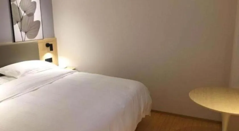 Bed in GreenTree Inn Lianyungang Suning Square Hualian Mantion Hotel