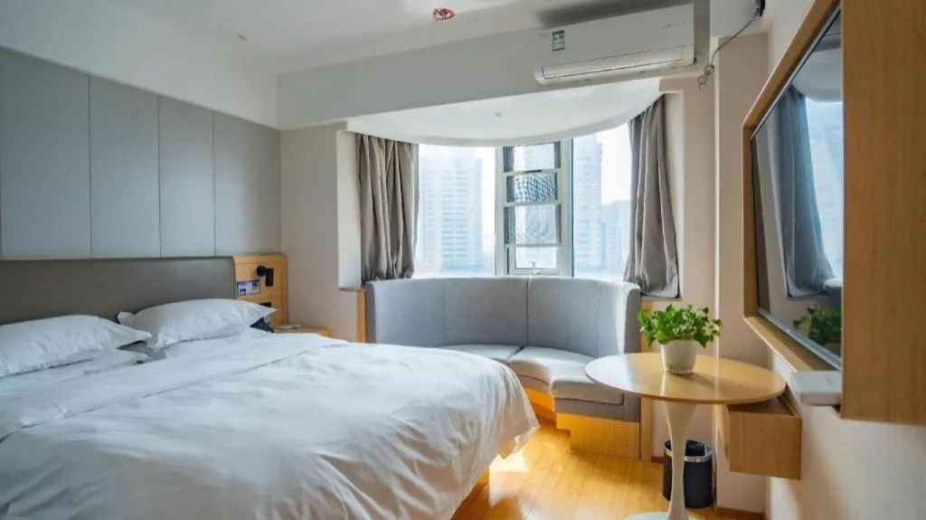 Bed in GreenTree Inn Lianyungang Suning Square Hualian Mantion Hotel