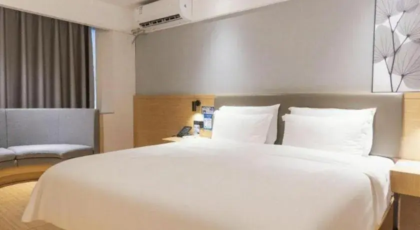 Bed in GreenTree Inn Lianyungang Suning Square Hualian Mantion Hotel Bed in GreenTree Inn Lianyungang Suning Square Hualian Mantion Hotel