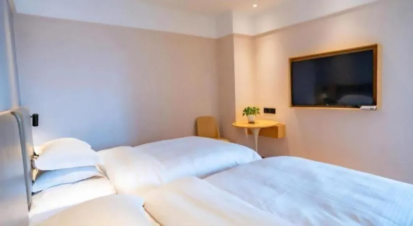 Bed in GreenTree Inn Lianyungang Suning Square Hualian Mantion Hotel