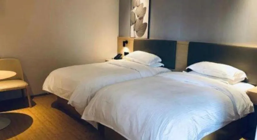 Bed in GreenTree Inn Lianyungang Suning Square Hualian Mantion Hotel