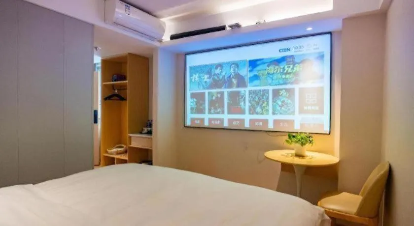 Bed in GreenTree Inn Lianyungang Suning Square Hualian Mantion Hotel