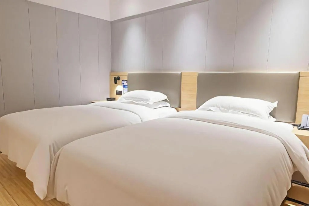 Bed in GreenTree Inn Lianyungang Suning Square Hualian Mantion Hotel