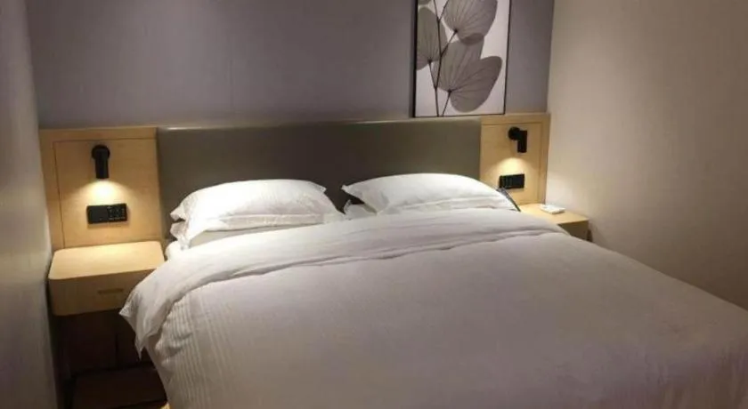 Bed in GreenTree Inn Lianyungang Suning Square Hualian Mantion Hotel