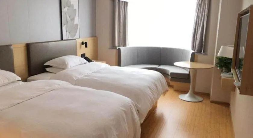 Bed in GreenTree Inn Lianyungang Suning Square Hualian Mantion Hotel
