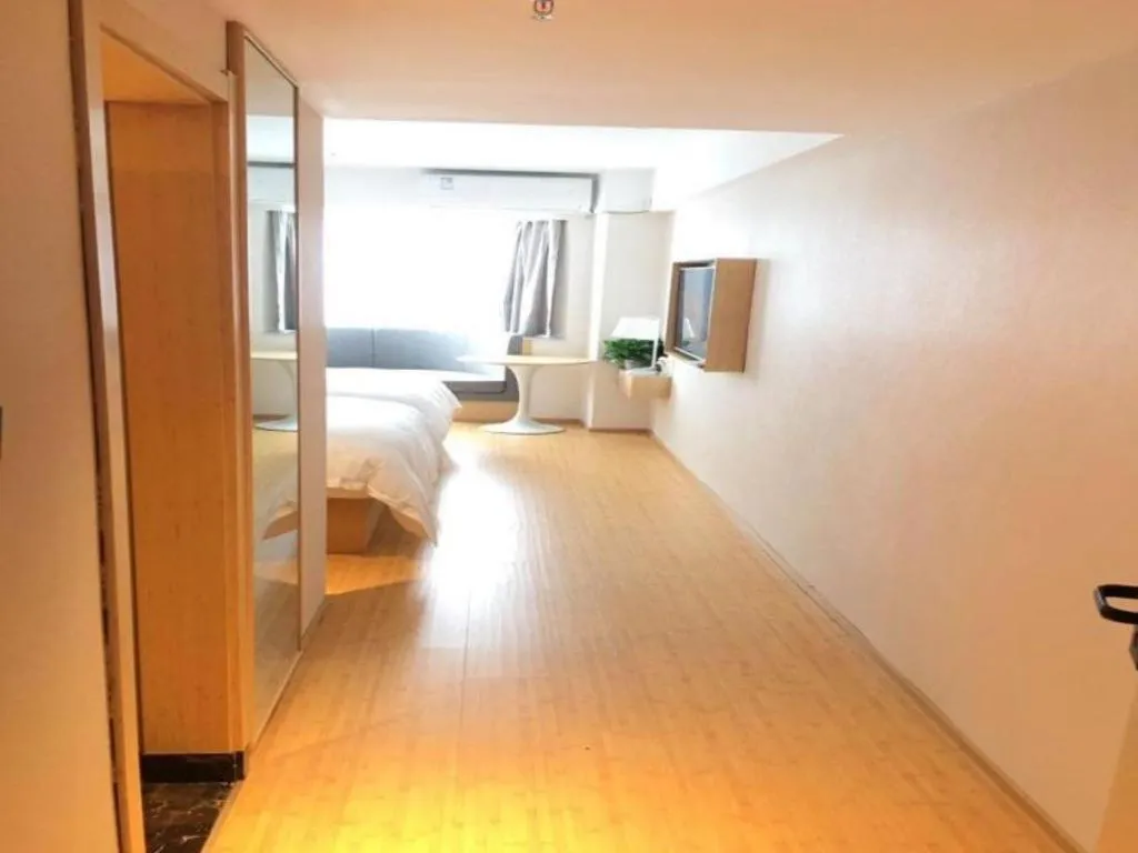 Bed in GreenTree Inn Lianyungang Suning Square Hualian Mantion Hotel