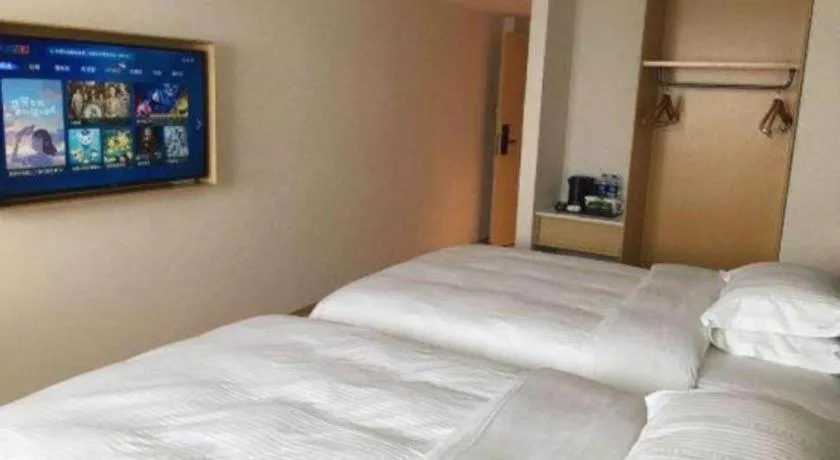 Bed in GreenTree Inn Lianyungang Suning Square Hualian Mantion Hotel
