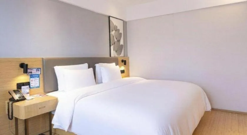 Bed in GreenTree Inn Lianyungang Suning Square Hualian Mantion Hotel