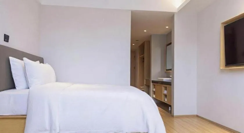 Bed in GreenTree Inn Lianyungang Suning Square Hualian Mantion Hotel