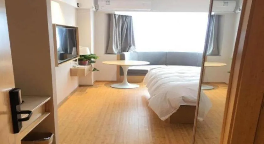 Bed in GreenTree Inn Lianyungang Suning Square Hualian Mantion Hotel