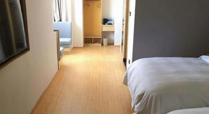 Bed in GreenTree Inn Lianyungang Suning Square Hualian Mantion Hotel