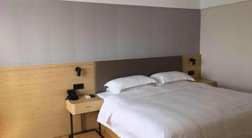 Bed in GreenTree Inn Lianyungang Suning Square Hualian Mantion Hotel