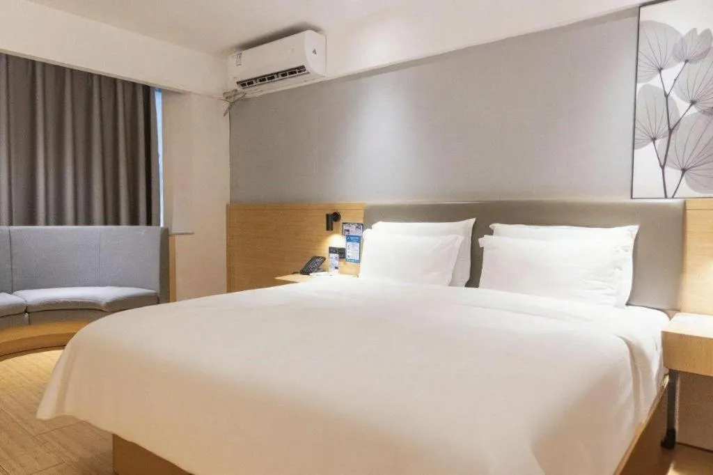 Bed in GreenTree Inn Lianyungang Suning Square Hualian Mantion Hotel