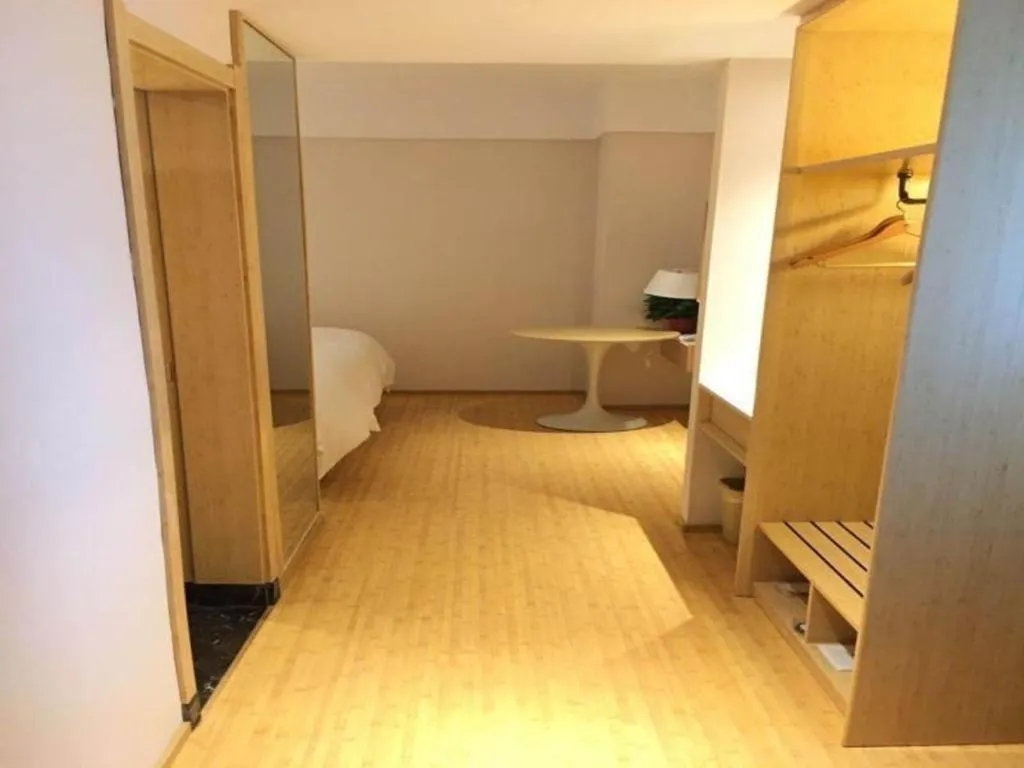 Bed in GreenTree Inn Lianyungang Suning Square Hualian Mantion Hotel