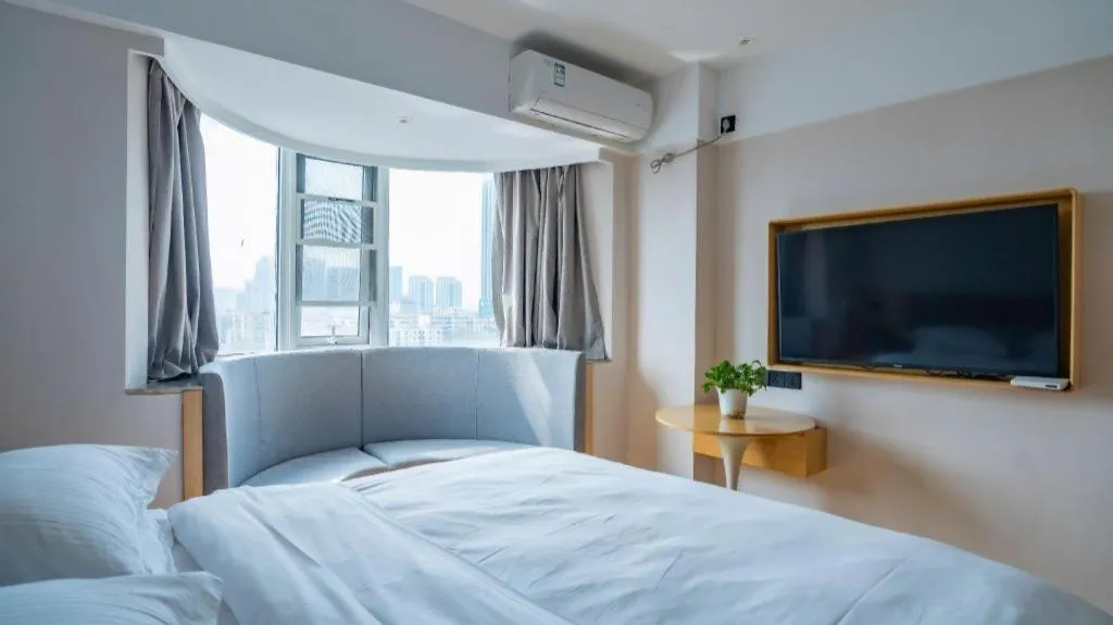 Bed in GreenTree Inn Lianyungang Suning Square Hualian Mantion Hotel