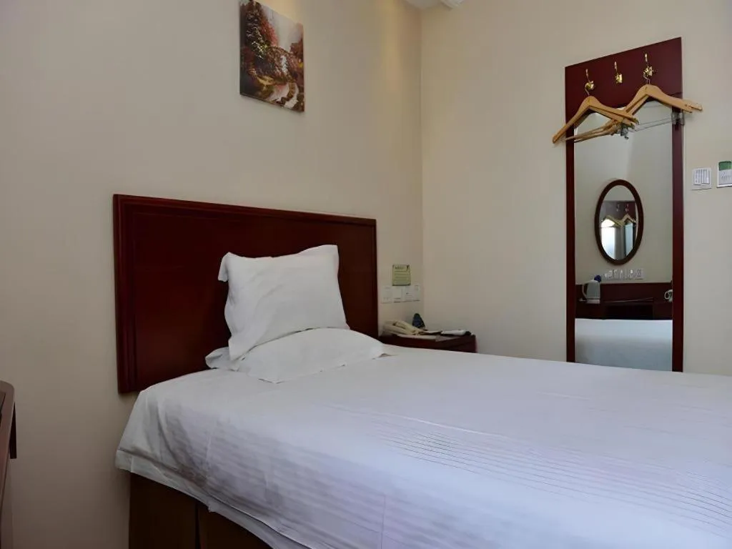 Bed in GreenTree Inn Beijing Shangdi East Anningzhuang Road Shell Hotel