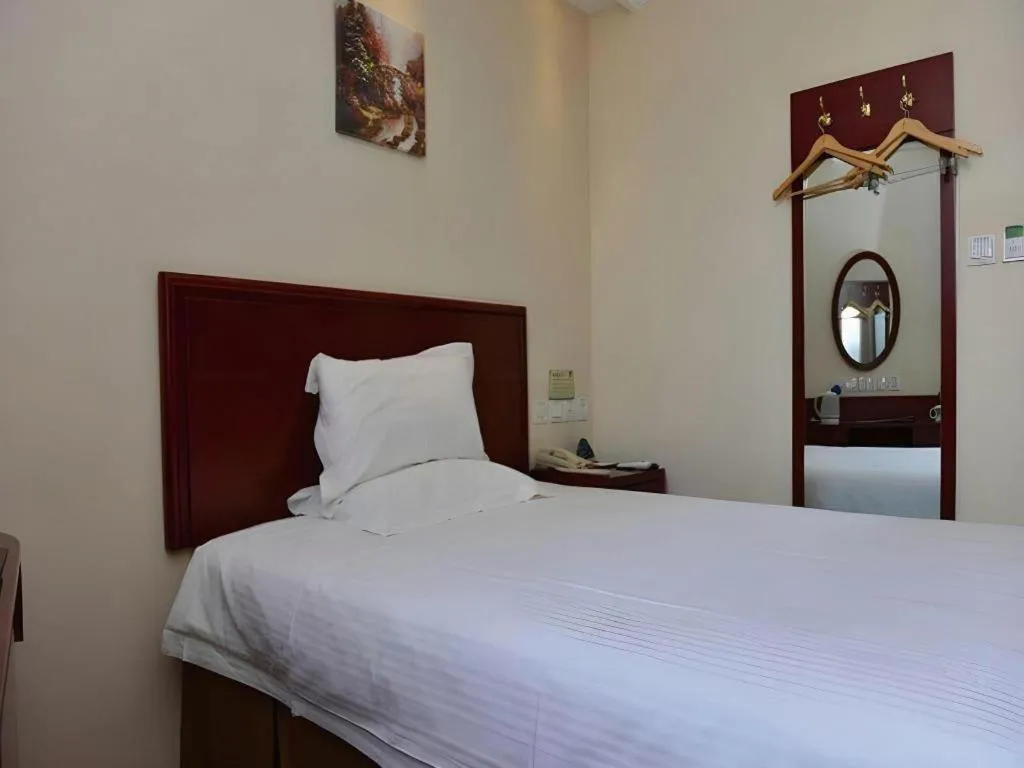 Bed in GreenTree Inn Beijing Shangdi East Anningzhuang Road Shell Hotel