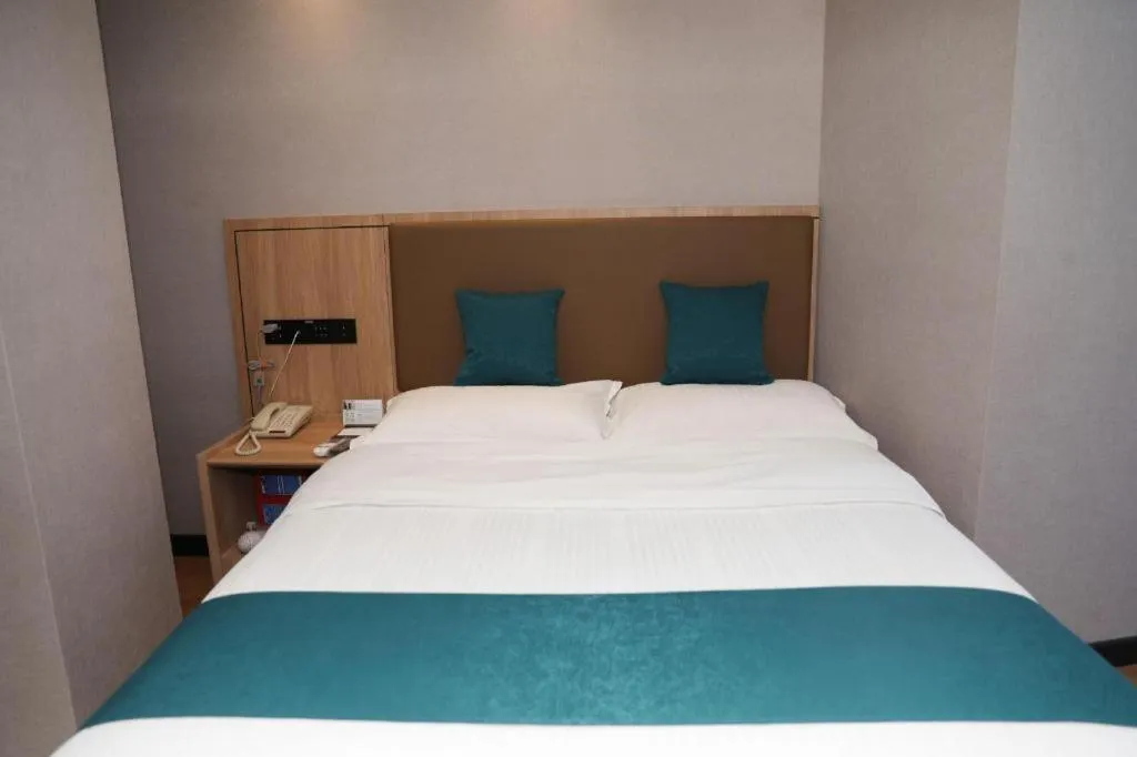 Bed in GreenTree Inn Beijing Shangdi East Anningzhuang Road Shell Hotel