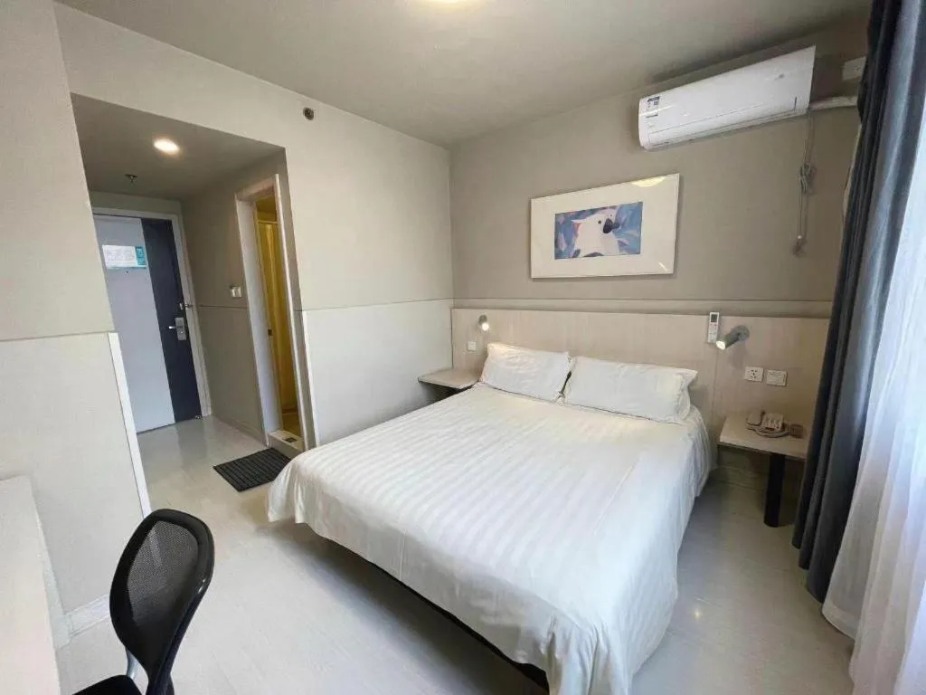 Bed in Jinjiang Inn Beijing Huairou Qingchun Road Wanda Plaza