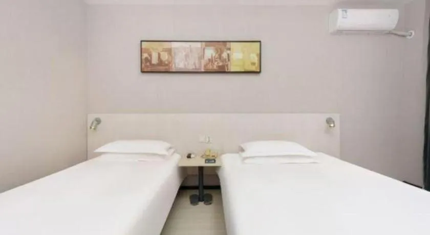 Bed in Jinjiang Inn Dalian Development Zone Jinma Road Light Railway Station