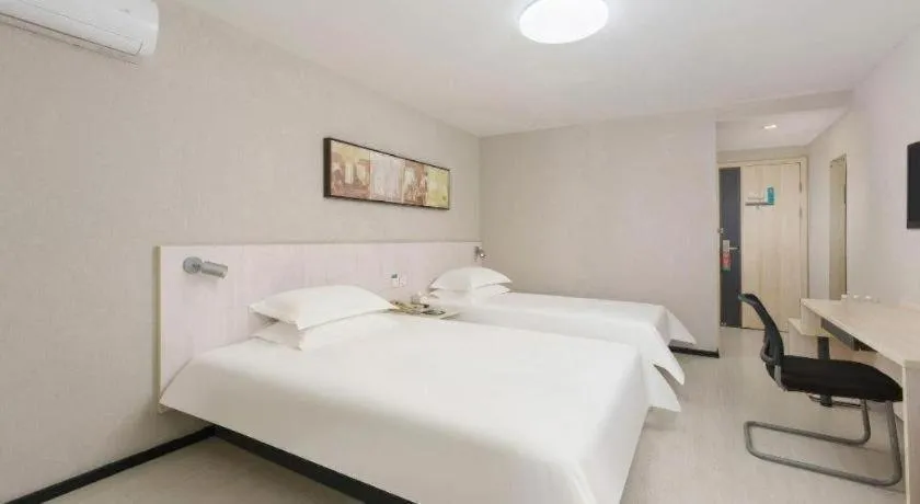 Bed in Jinjiang Inn Dalian Development Zone Jinma Road Light Railway Station