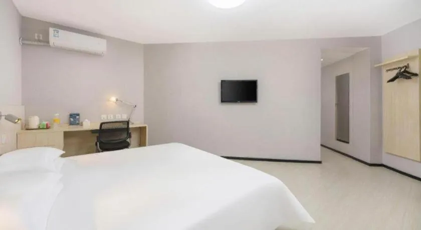 Bed in Jinjiang Inn Dalian Development Zone Jinma Road Light Railway Station