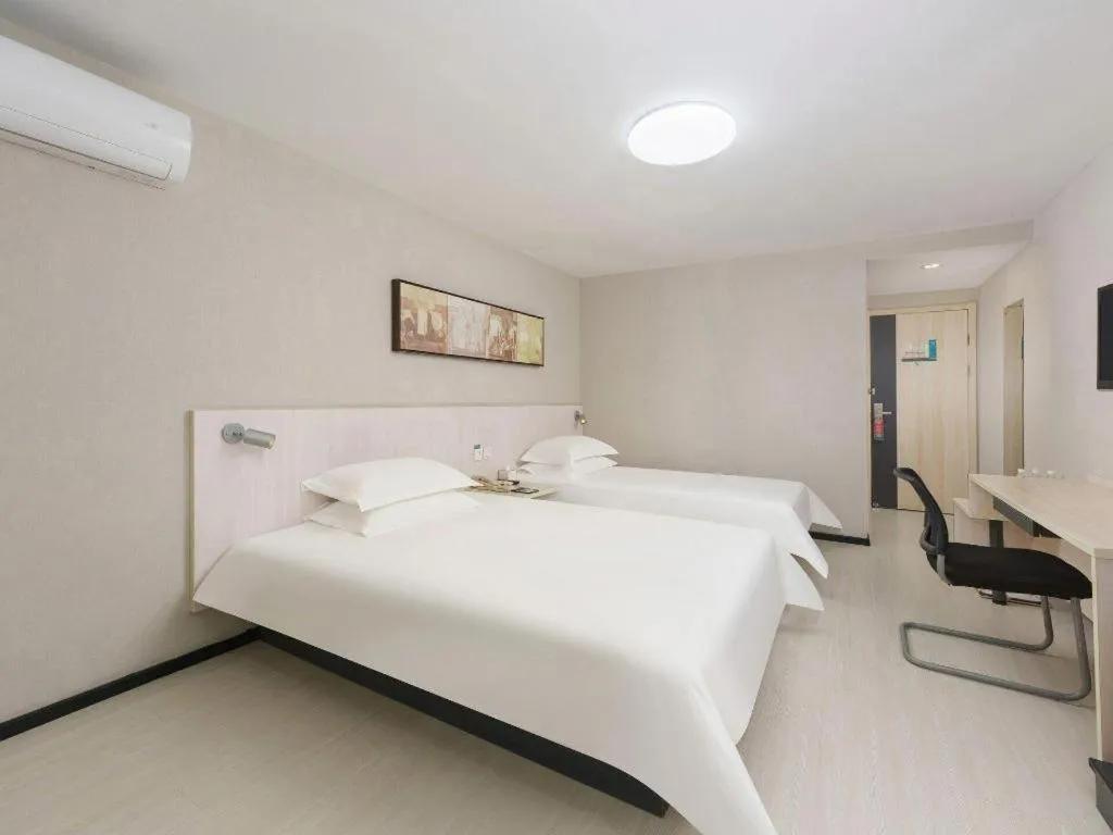 Bed in Jinjiang Inn Dalian Development Zone Jinma Road Light Railway Station